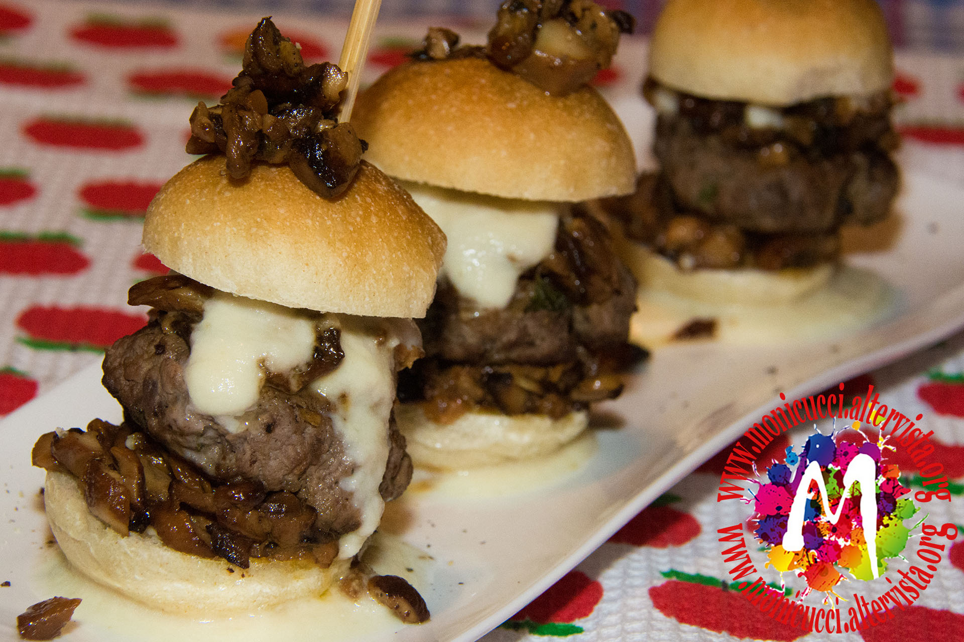 Mini burger di chianina con porcini alla nepitella e fonduta leggera di parmigiano