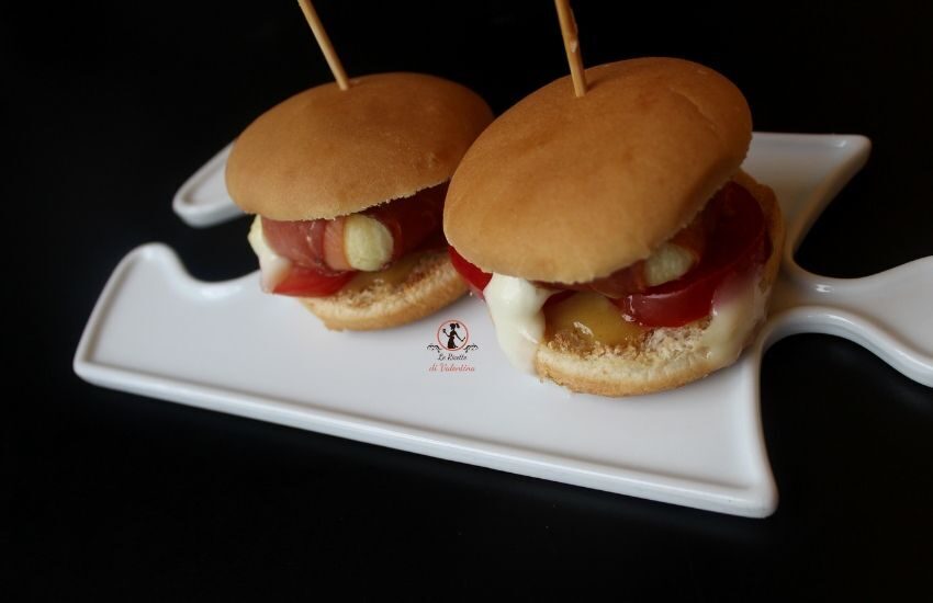 Mini burger di toma del melle, speck e senape al miele