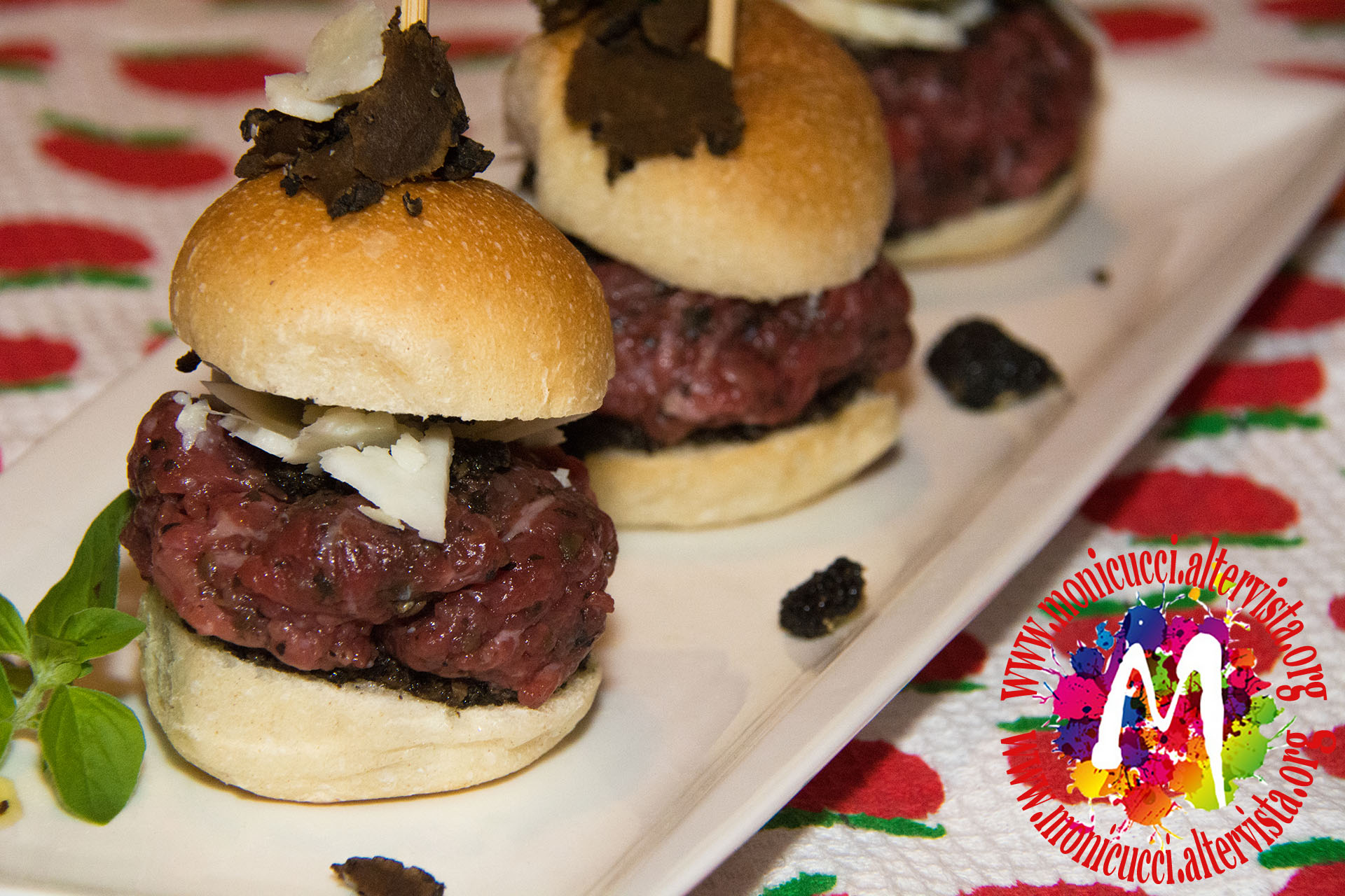 Mini burger tartare di chianina con tartufo nero e pecorino di grotta