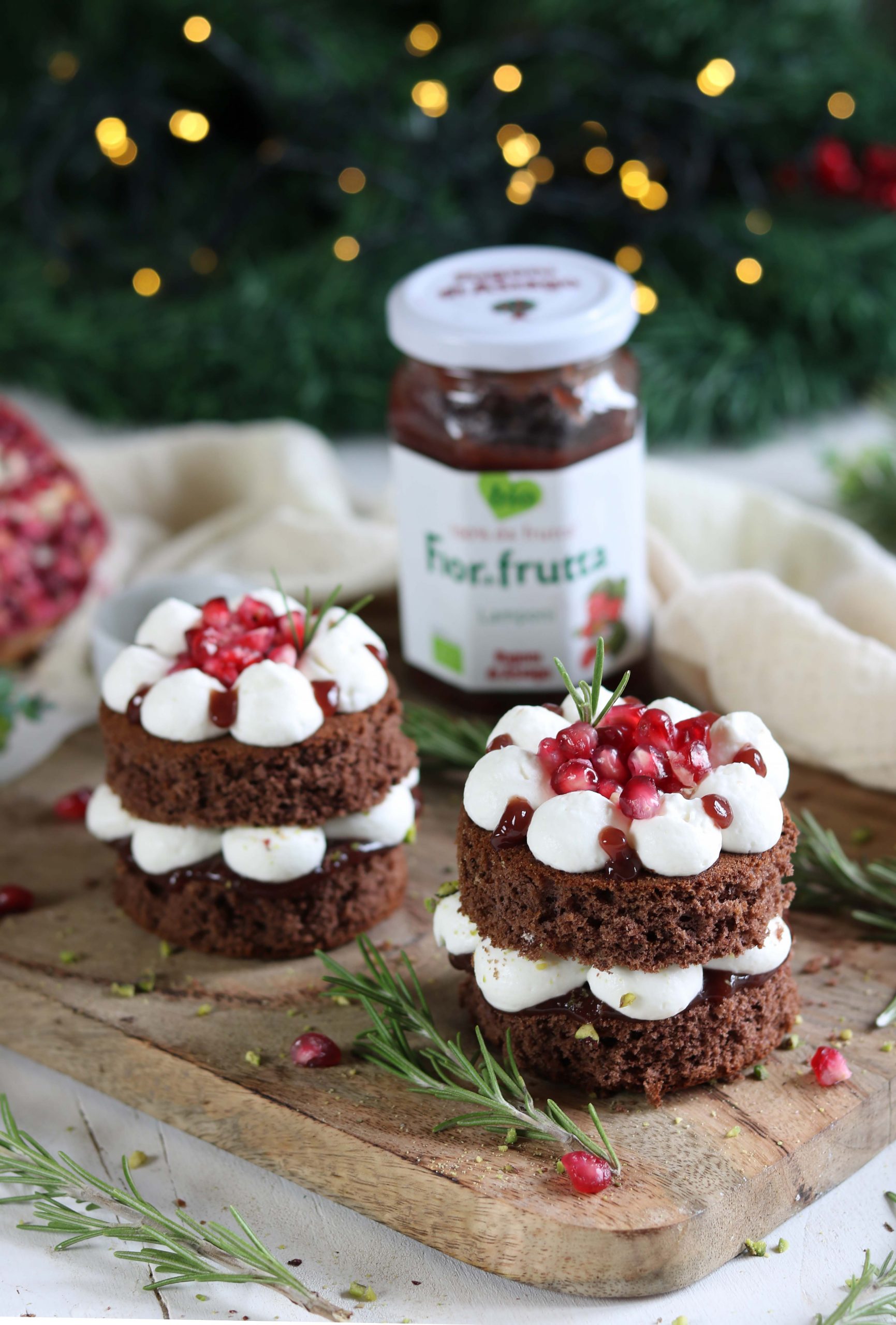 Mini cake natalizie al cacao con confettura di lamponi e melagrana