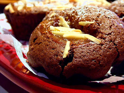 Mini cake natalizie con cioccolato e mandorle