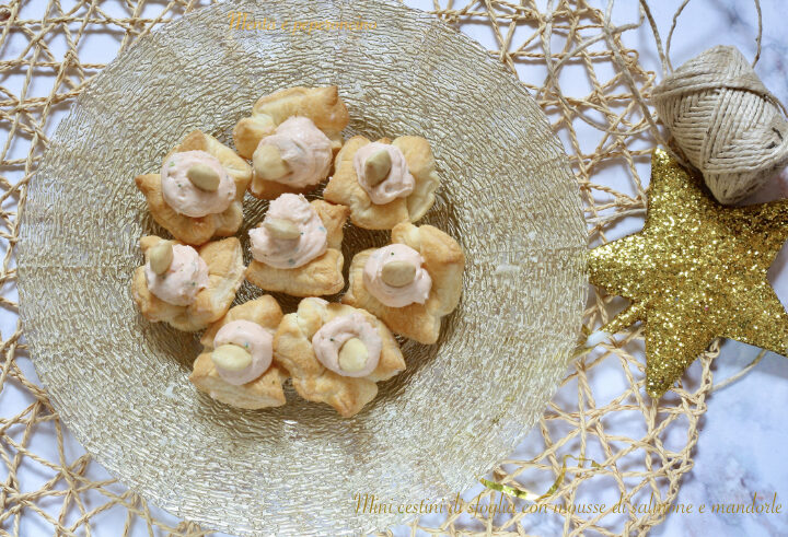Mini cestini di sfoglia con mousse di salmone e mandorle