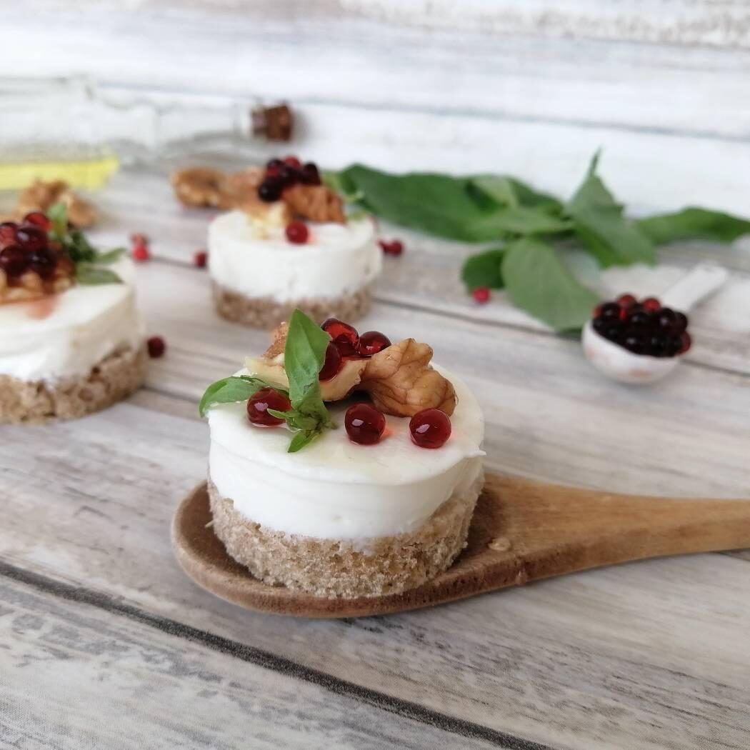 Mini cheescake di caprino con noci e perle di lampone