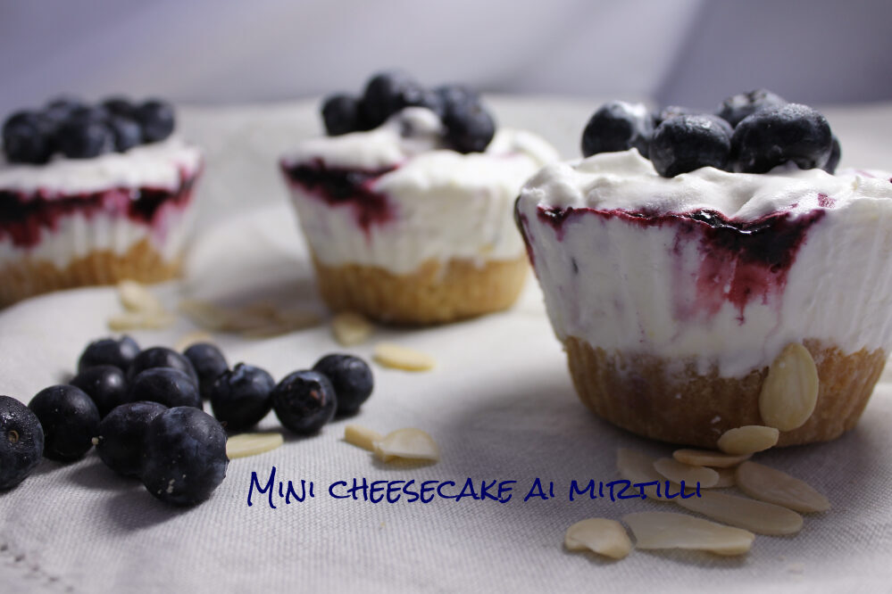 Mini cheesecake ai mirtilli e cioccolato
