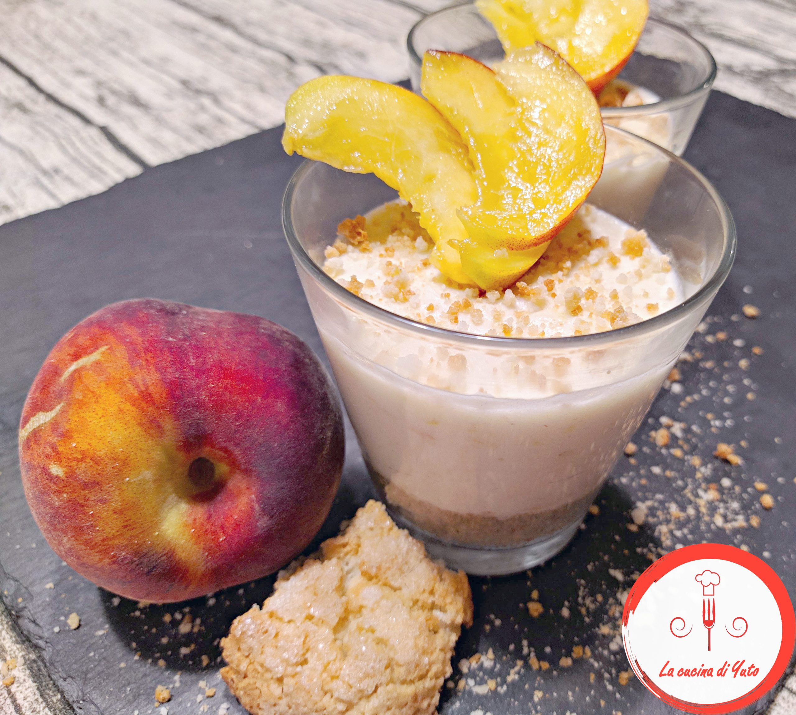 Mini cheesecake alla pesca e amaretti