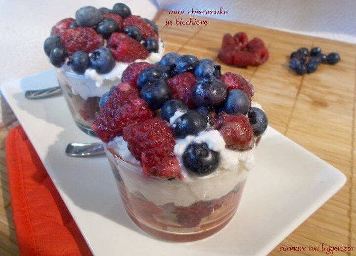 Mini cheesecake in bicchiere