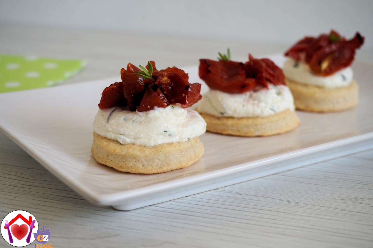 Mini cheesecake salate con pomodorini confit