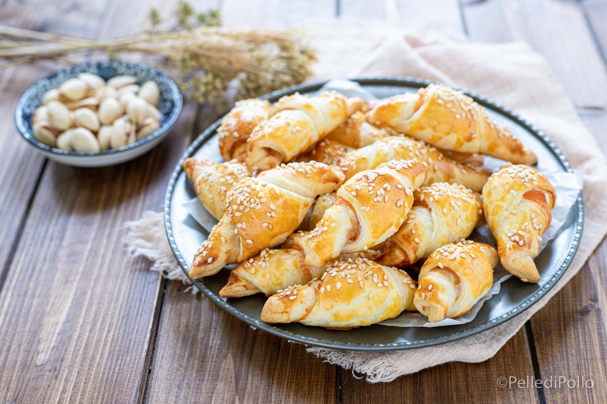 Mini cornetti di sfoglia al salmone