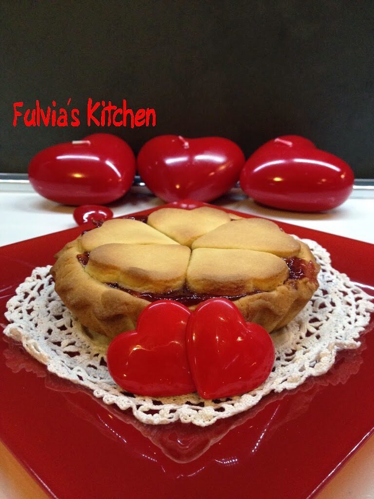 Mini crostata per san valentino con confettura di fragole