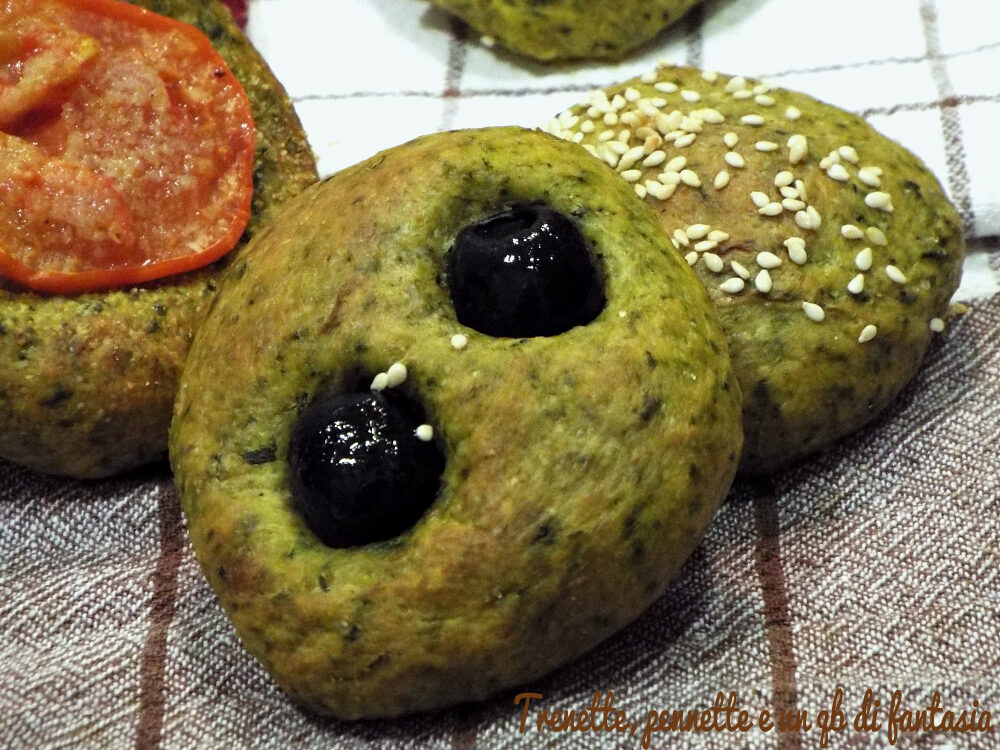 Mini focacce con cicoria, olive e pomodoro