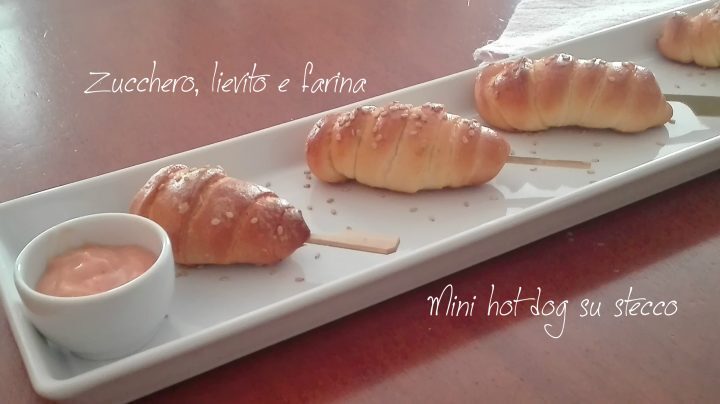 Mini hot dog su stecco