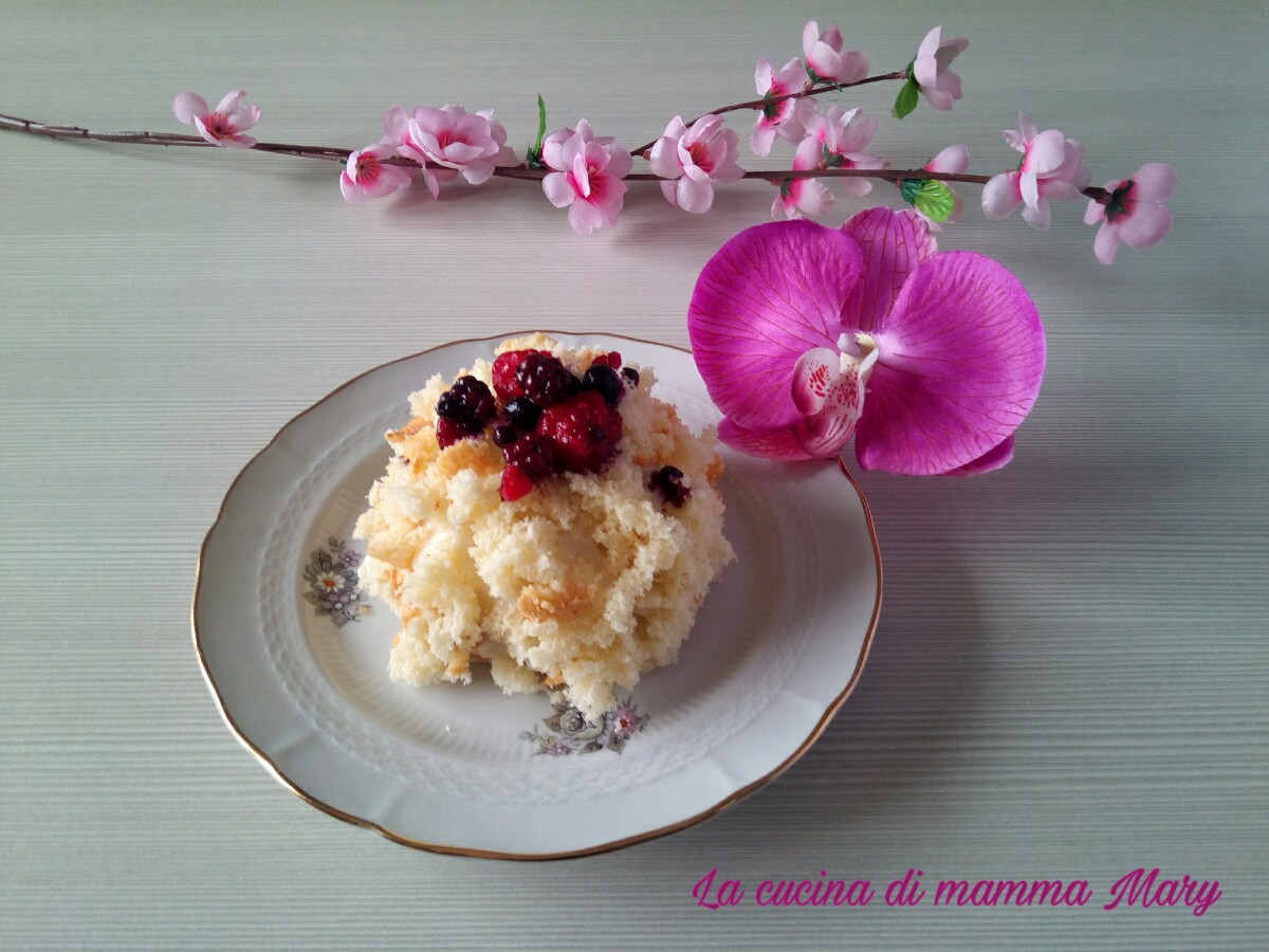 Mini mimosa con crema al cioccolato bianco e frutti di bosco