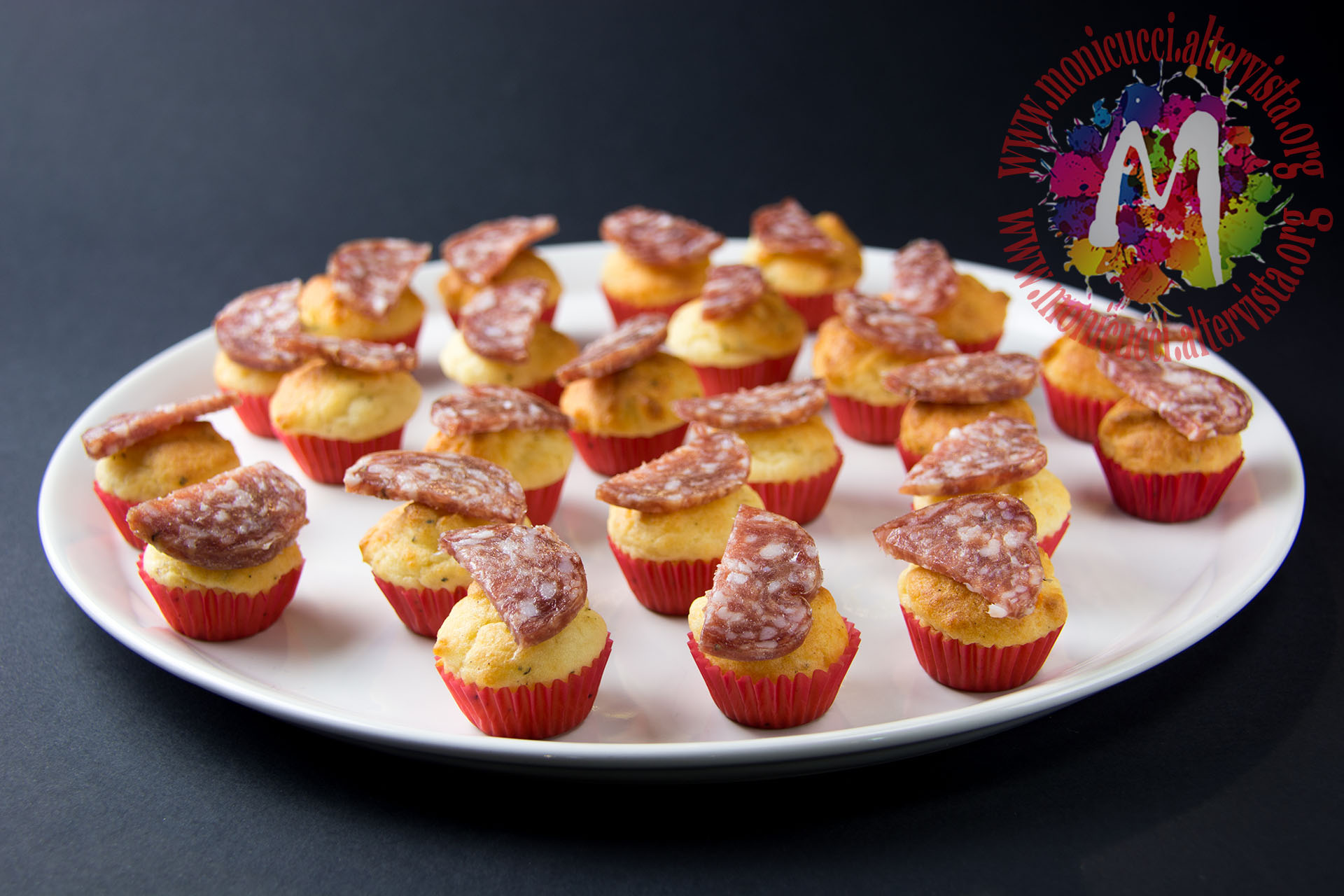 Mini muffin cacio e pepe con salame corallina