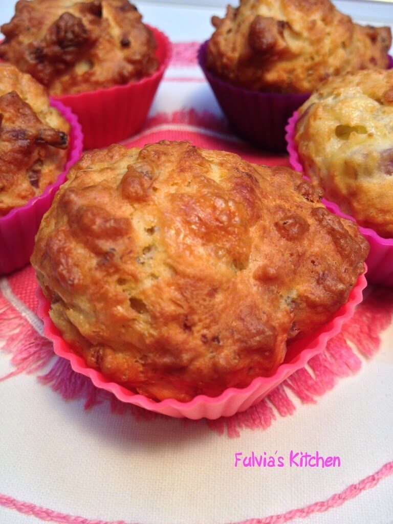 Mini muffin salati con salsiccia, provolone dolce e cipolla rossa di tropea
