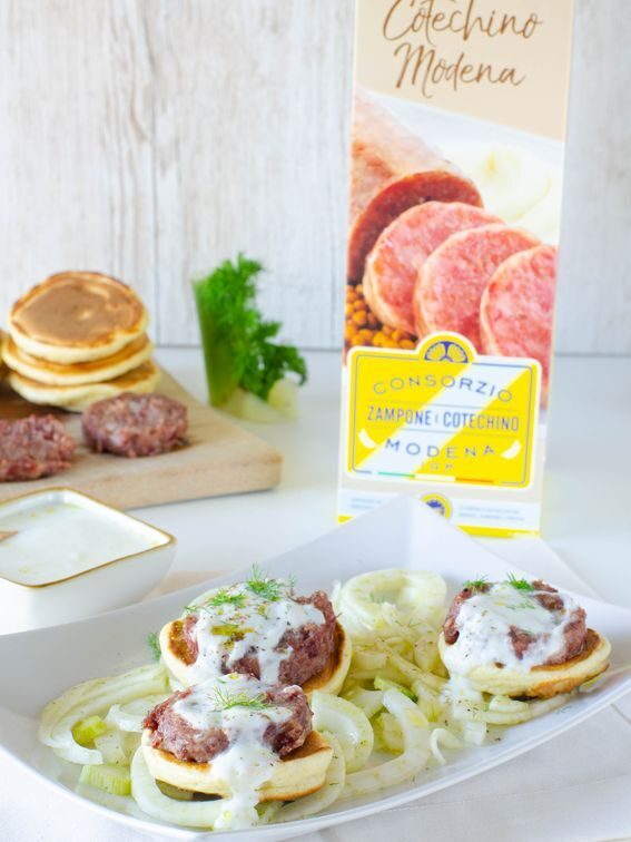 Mini pancake salati con cotechino modena igp e salsa allo yogurt
