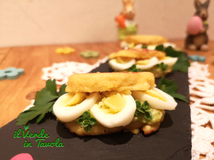Mini pancakes di mais con crema di asparagi e uova di quaglia la ricetta