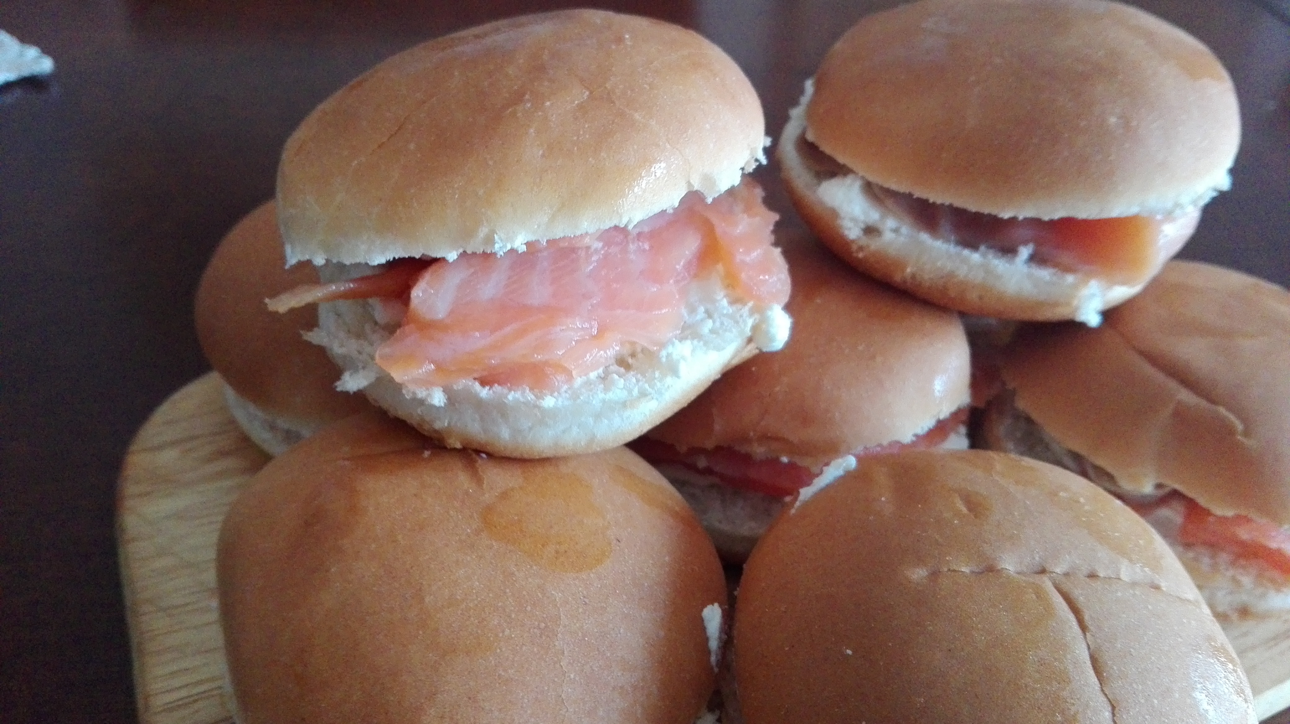 Mini panini al salmone e formaggio