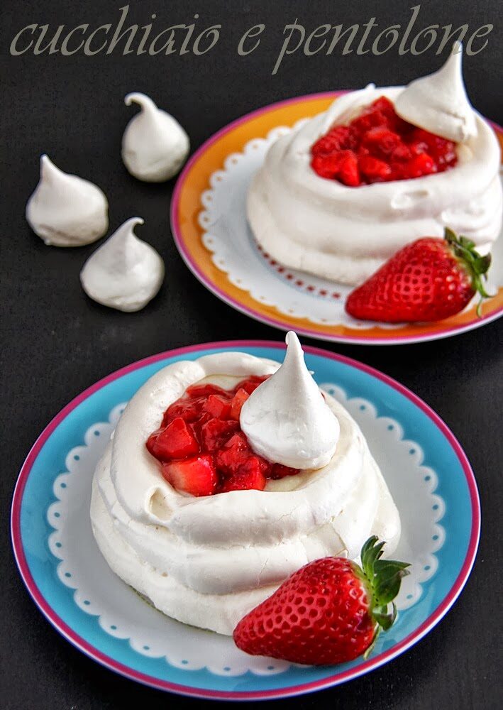 mini pavlove con crema e zuppetta di fragole