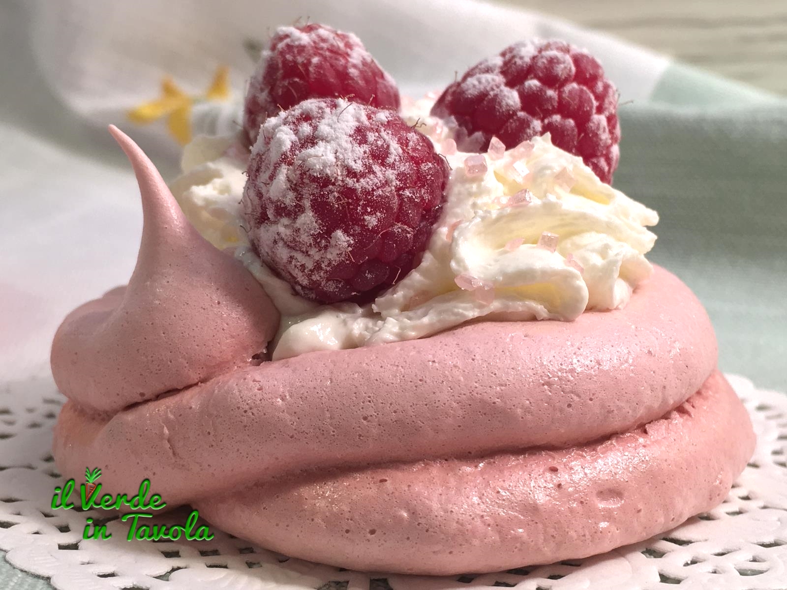 Mini pavlove con panna montata e lamponi – videoricetta