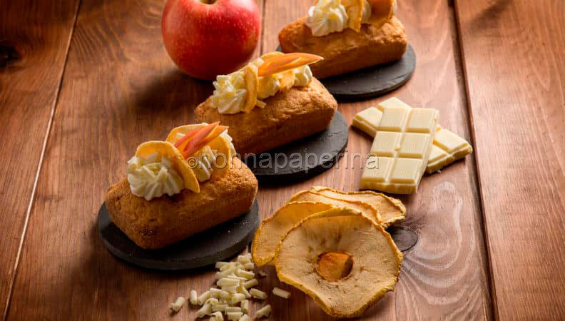 Mini plumcakes alle mele e cioccolato bianco: delizie d’inverno!