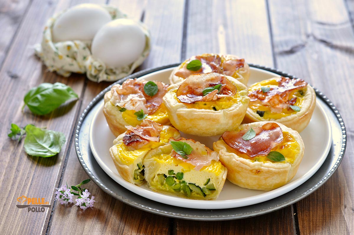 Mini quiche con piselli, zucchine e speck croccante