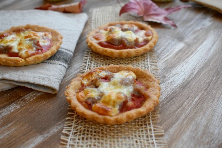 Mini quiche di polenta con salsiccia e asiago