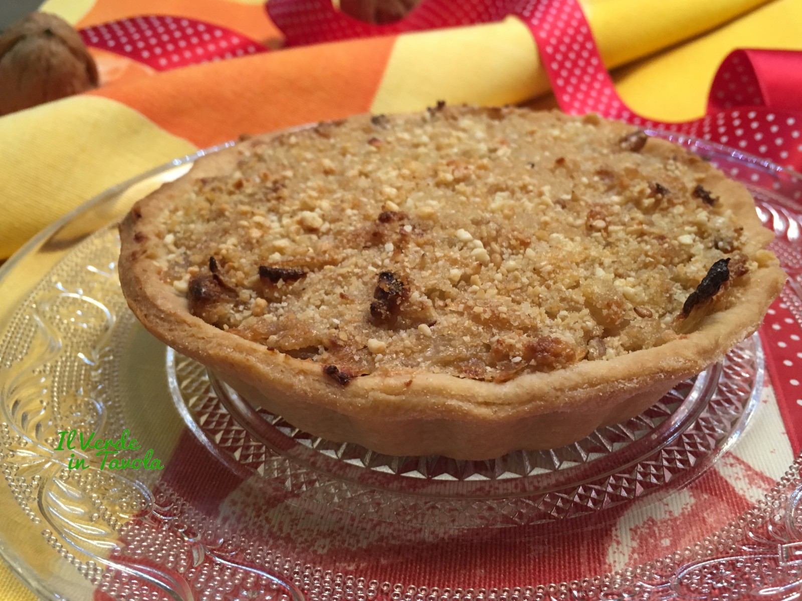 Mini quiche vegane con cipolle caramellate e noci
