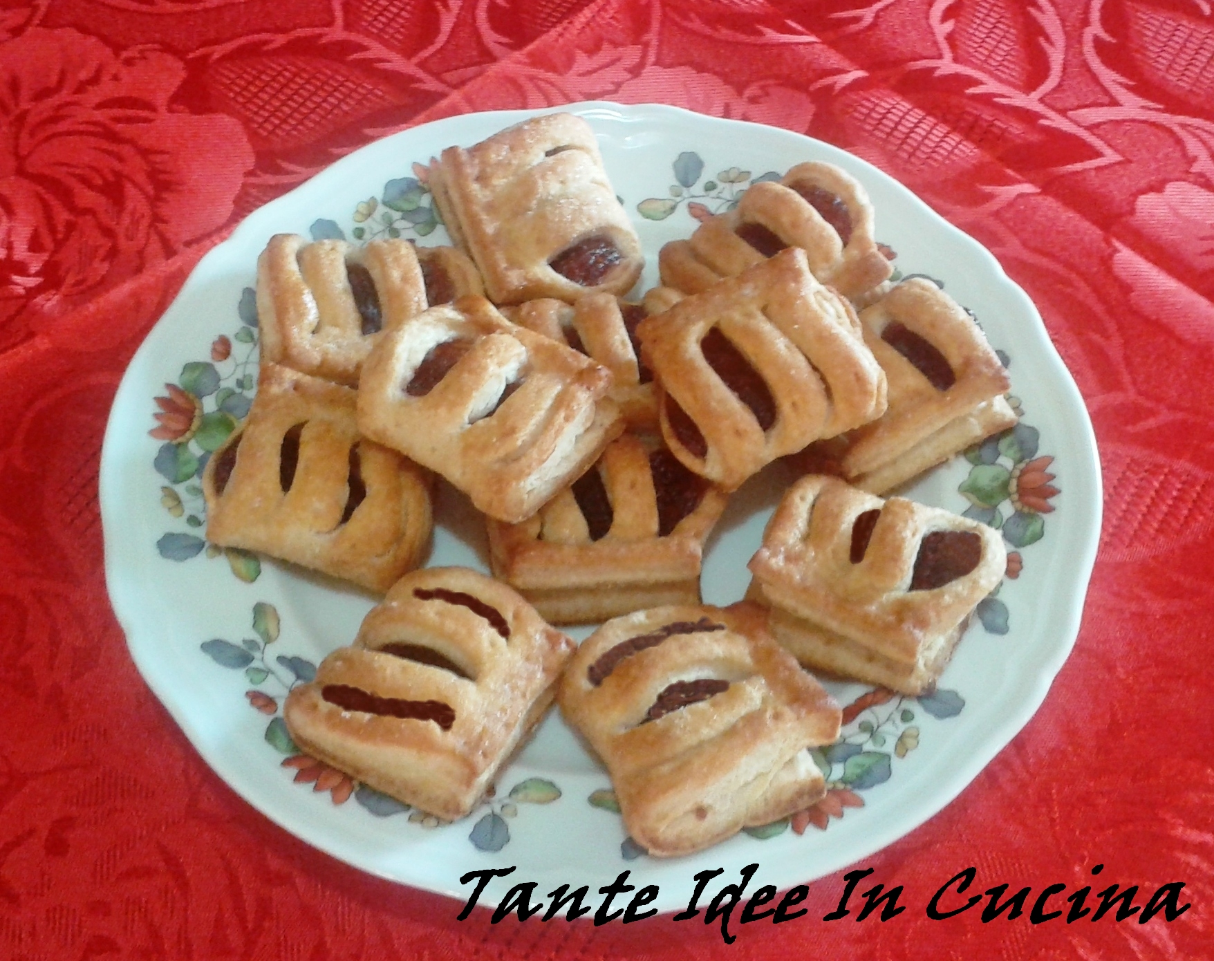 Mini strudel di pasta sfoglia alla ciliegia