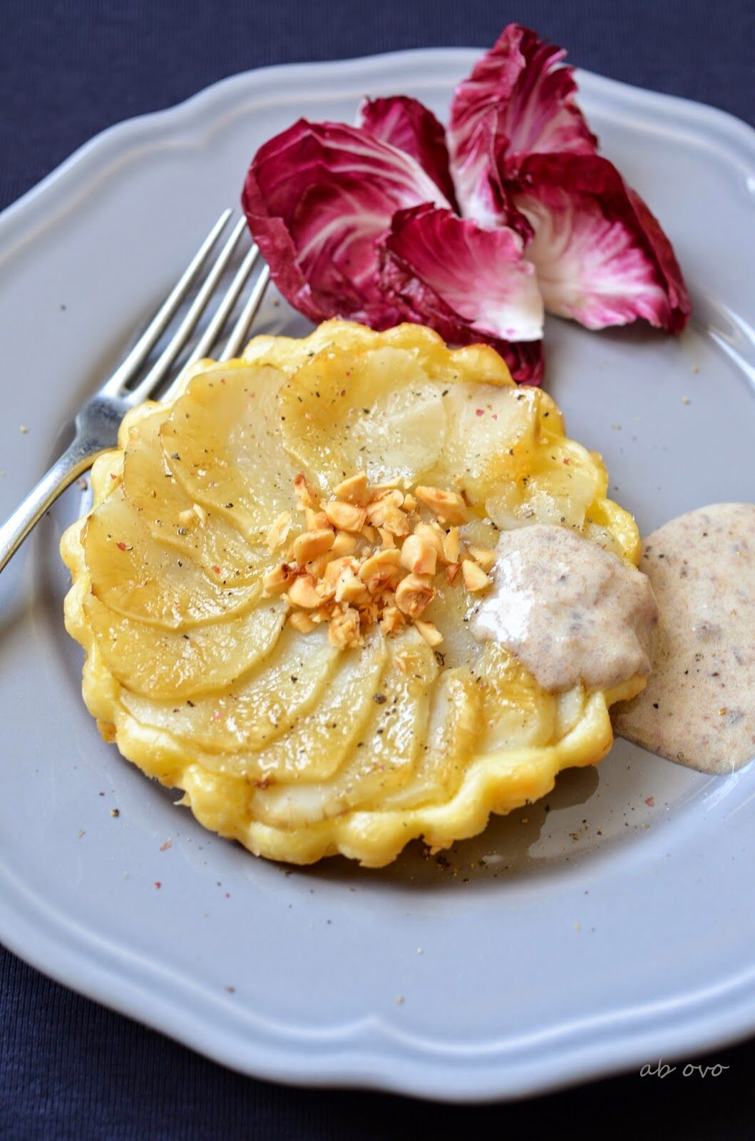 Mini tartes tatin ai topinambur con salsa all’acciuga