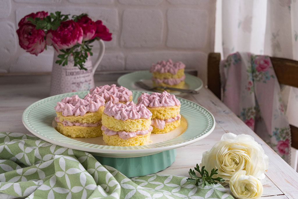 Mini tortine con crema alle fragole