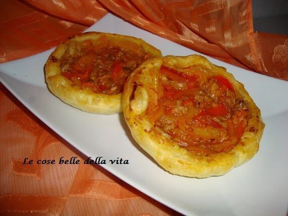 Mini tortine salate con peperoni e tonno