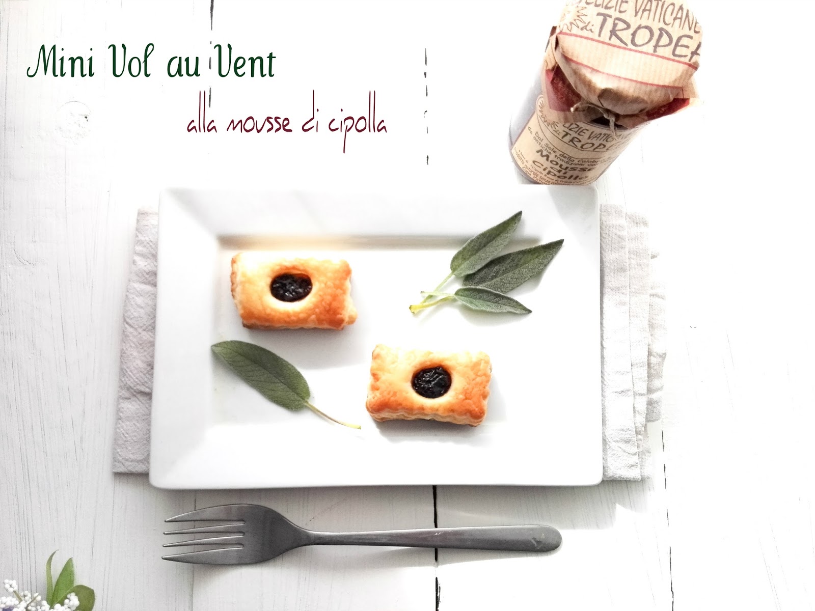 Mini vol au vent alla mousse di cipolla e crescenza e storia allegra di un vasetto
