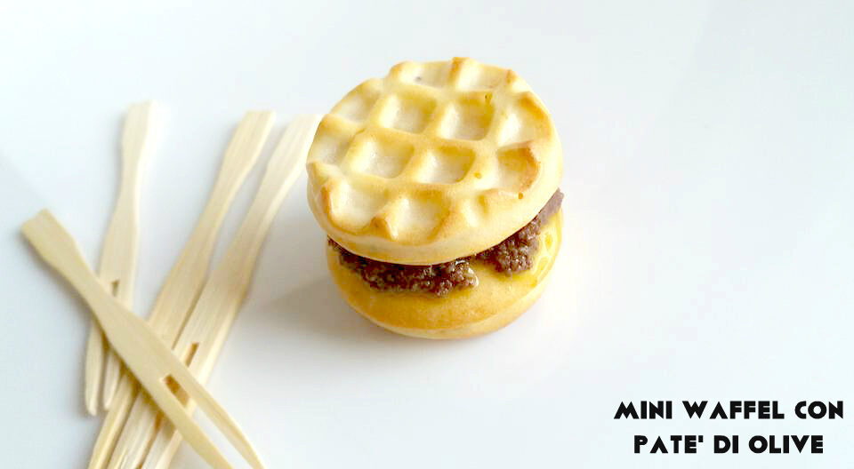 Mini waffel con patè di olive nere – con e senza Bimby