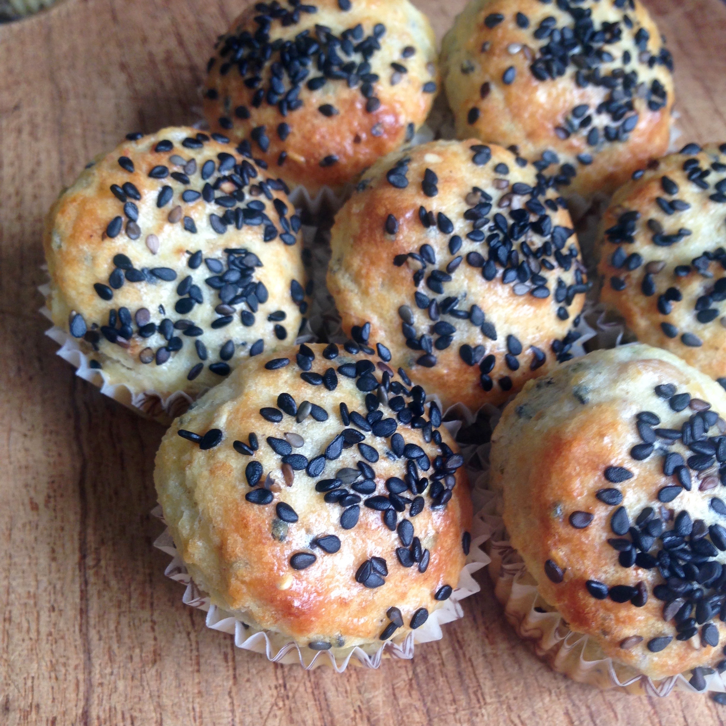 Minimuffin salati al tonno e sesamo nero