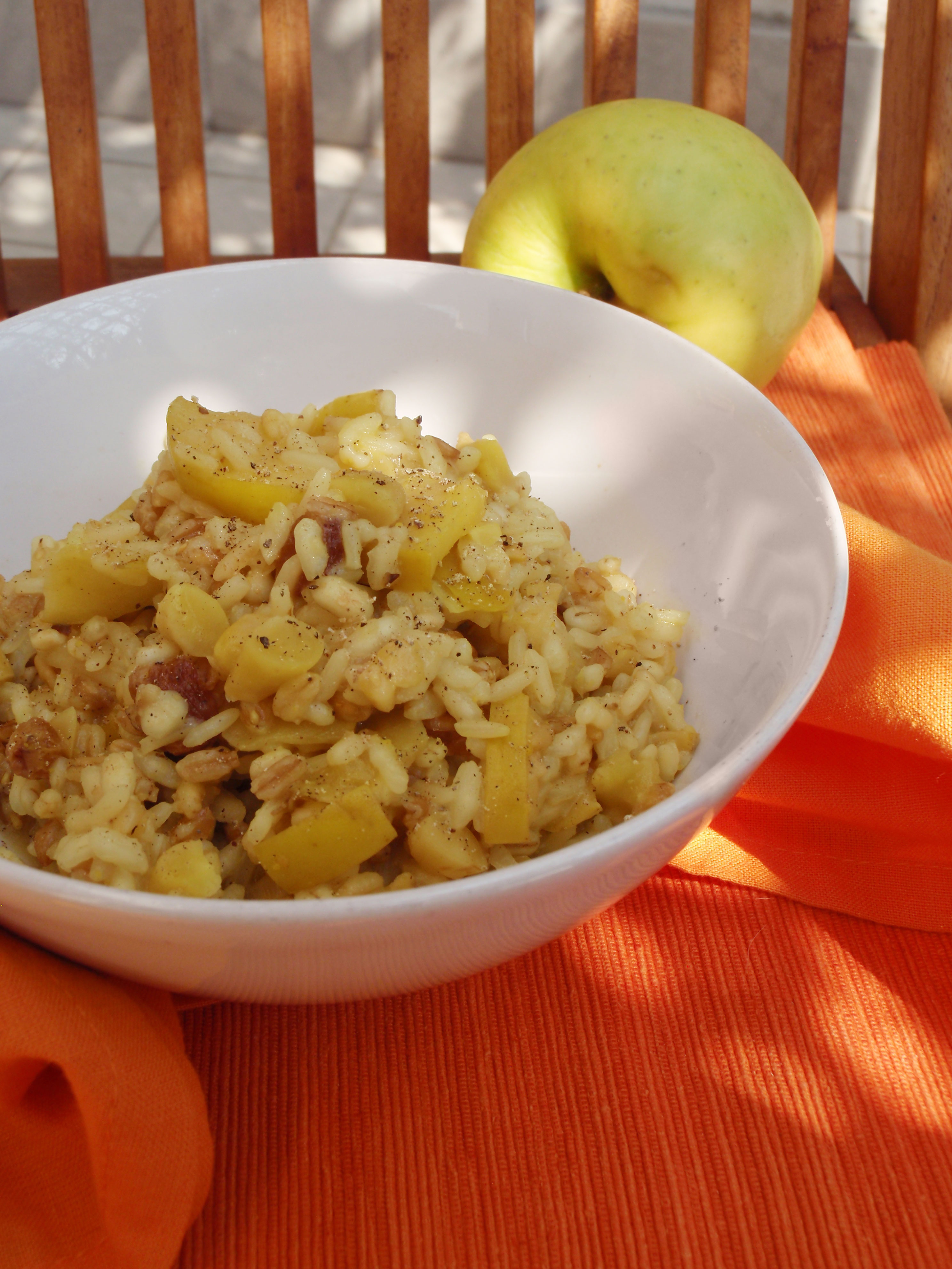 Mix cereali con mele, uvetta e mandorle
