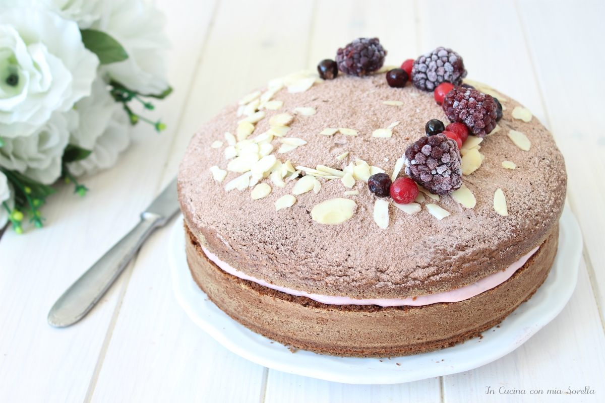 Molly cake con mousse ai frutti di bosco