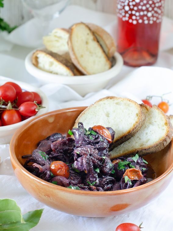 Moscardini ubriachi al vino rosso con pane croccante