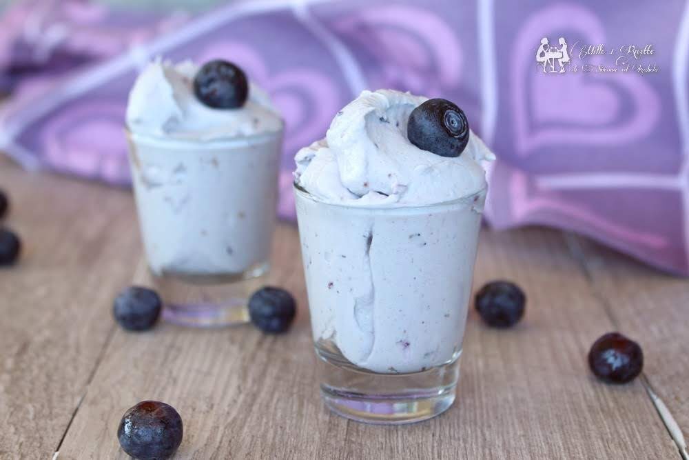 Mousse ai mirtilli e ribes neri ricetta facile