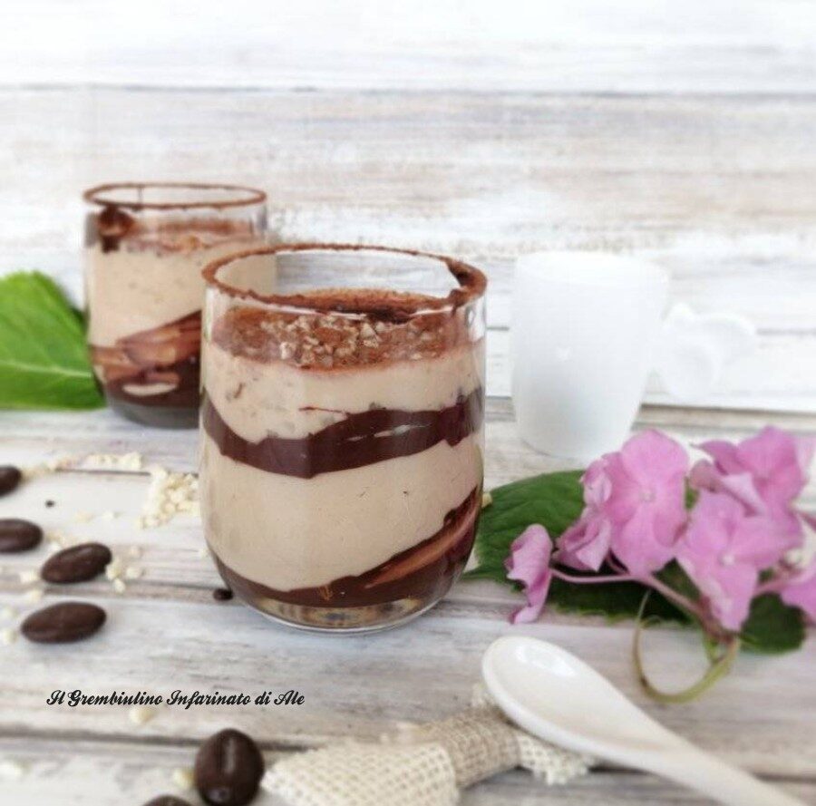 Mousse al caffè di solo yogurt