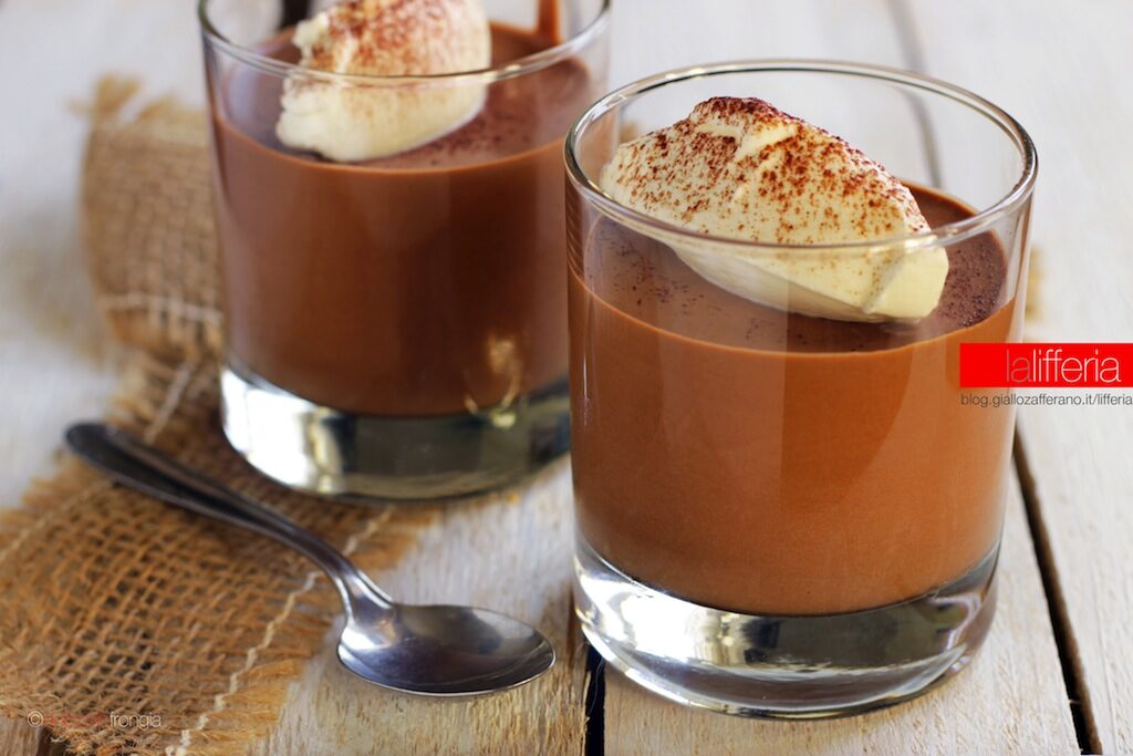 Mousse al cioccolato fondente, soffice e spumosa