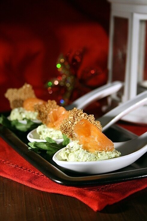 Mousse al pesto di rucola con salmone e cialde di amaranto