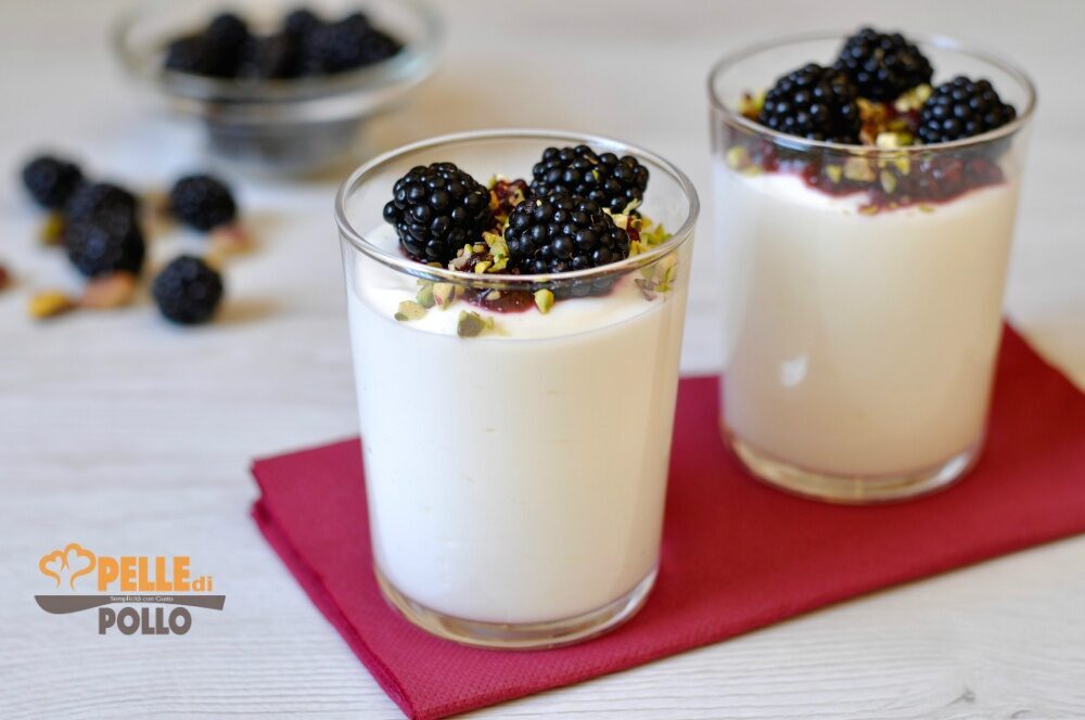 Mousse allo yogurt con more fresche
