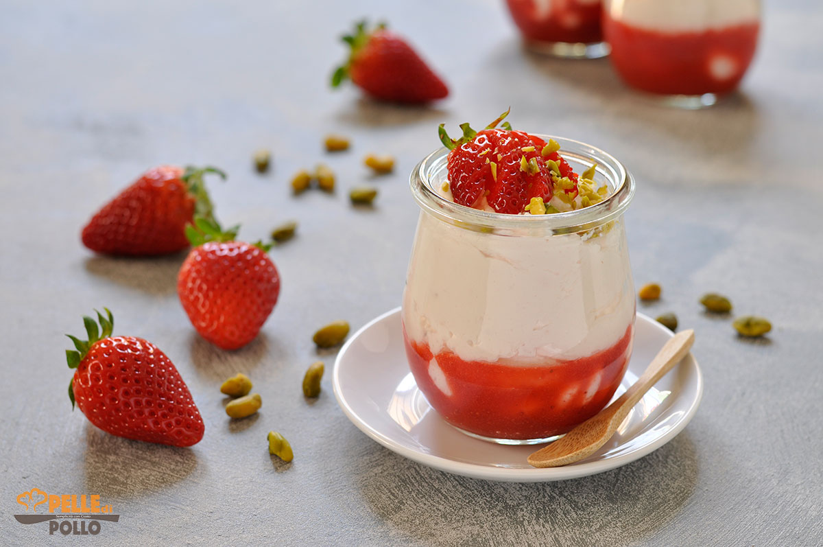 Mousse allo yogurt greco e fragole fresche