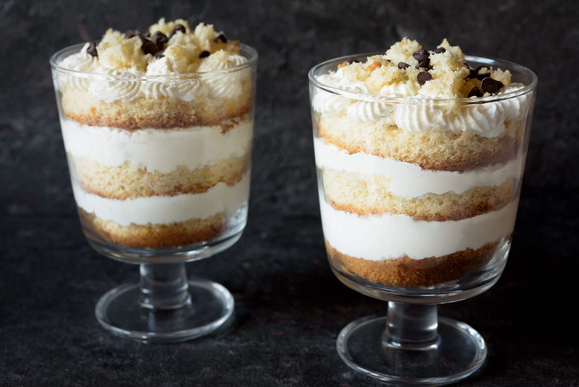 Mousse allo zenzero con pan di spagna e gocce di cioccolato