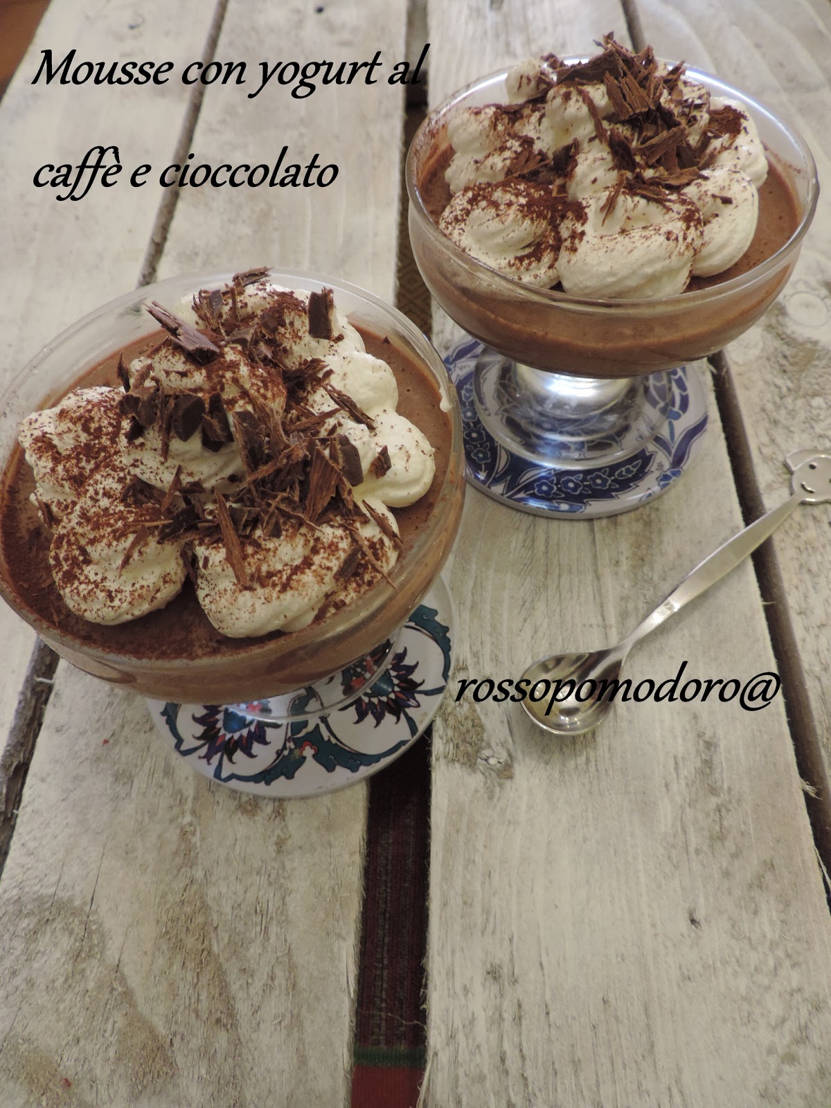 Mousse con yogurt al caffè e cioccolato