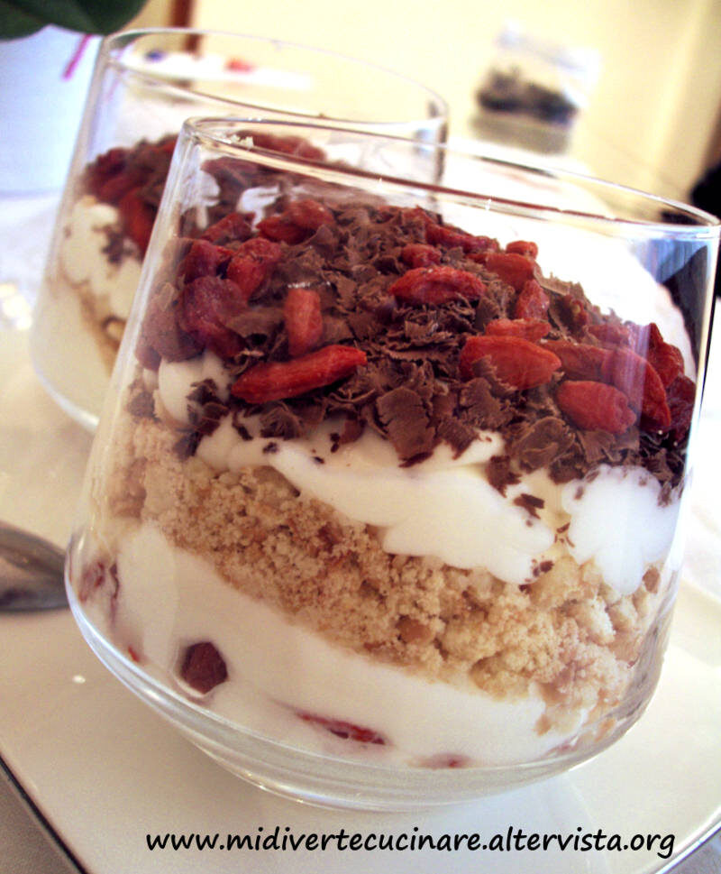 Mousse di ricotta alle mandorle con bacche di goji