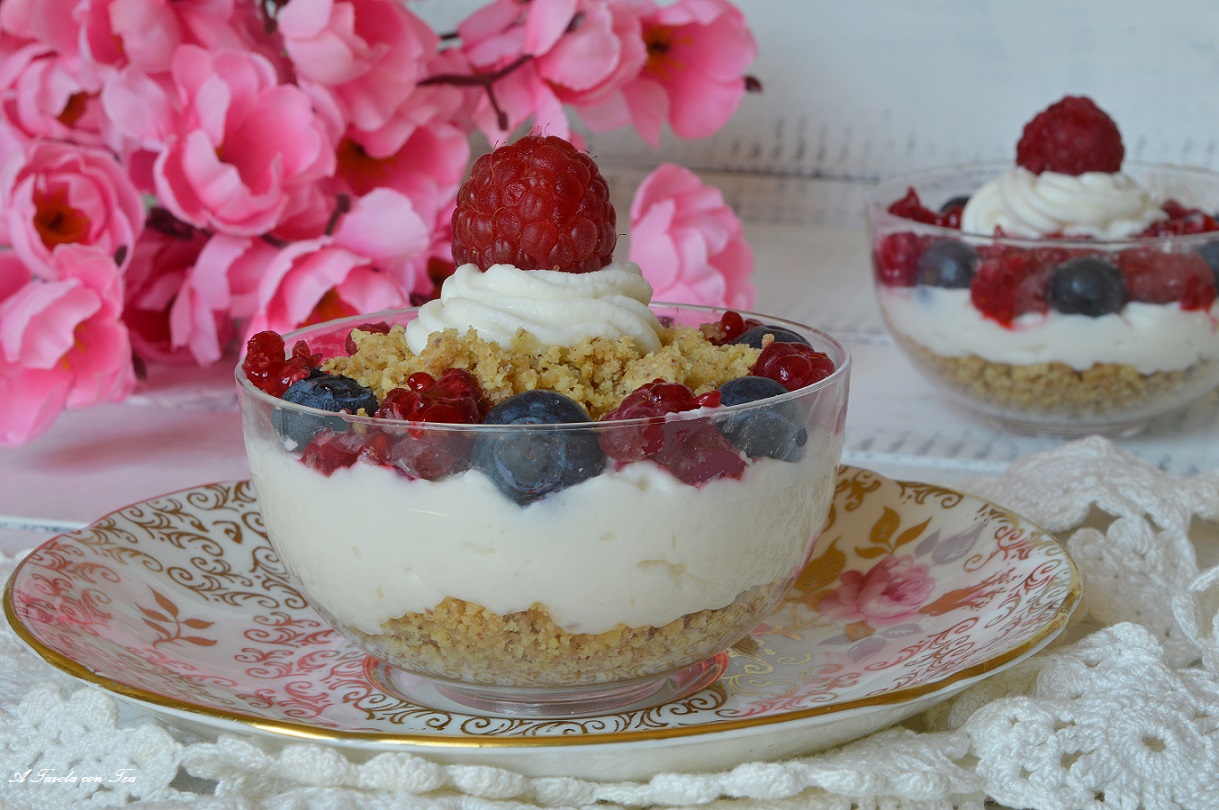Mousse di ricotta con crumble e frutti di bosco
