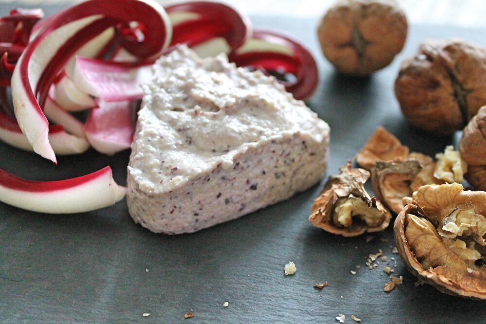 Mousse di ricotta con radicchio rosso, noci e cotto