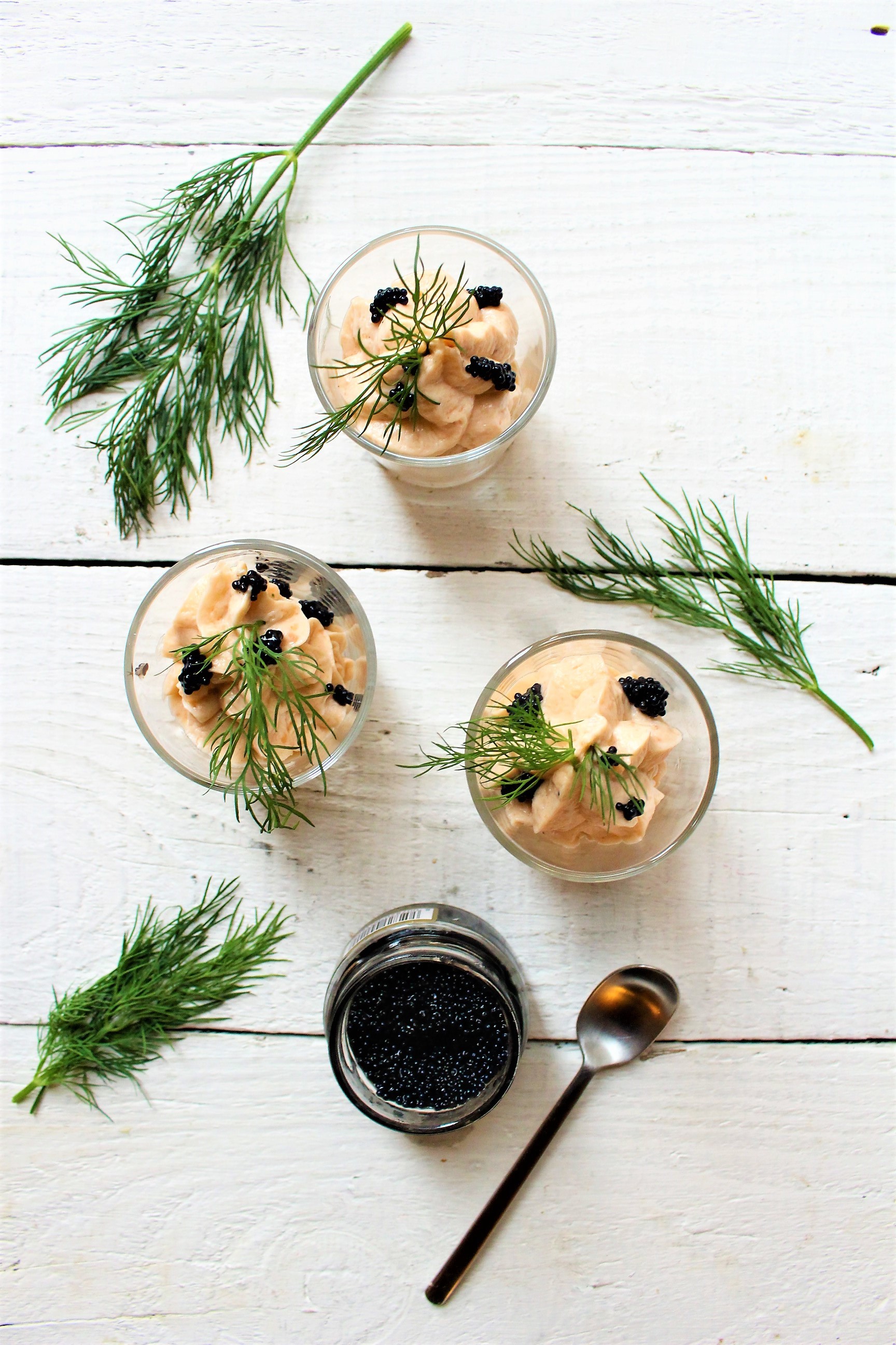 Mousse di salmone con uova di lompo