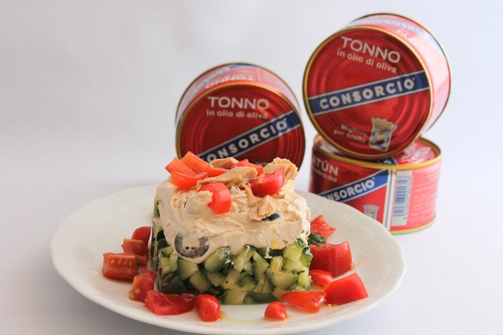 Mousse di tonno con olive nere su tartare di zucchine piccante